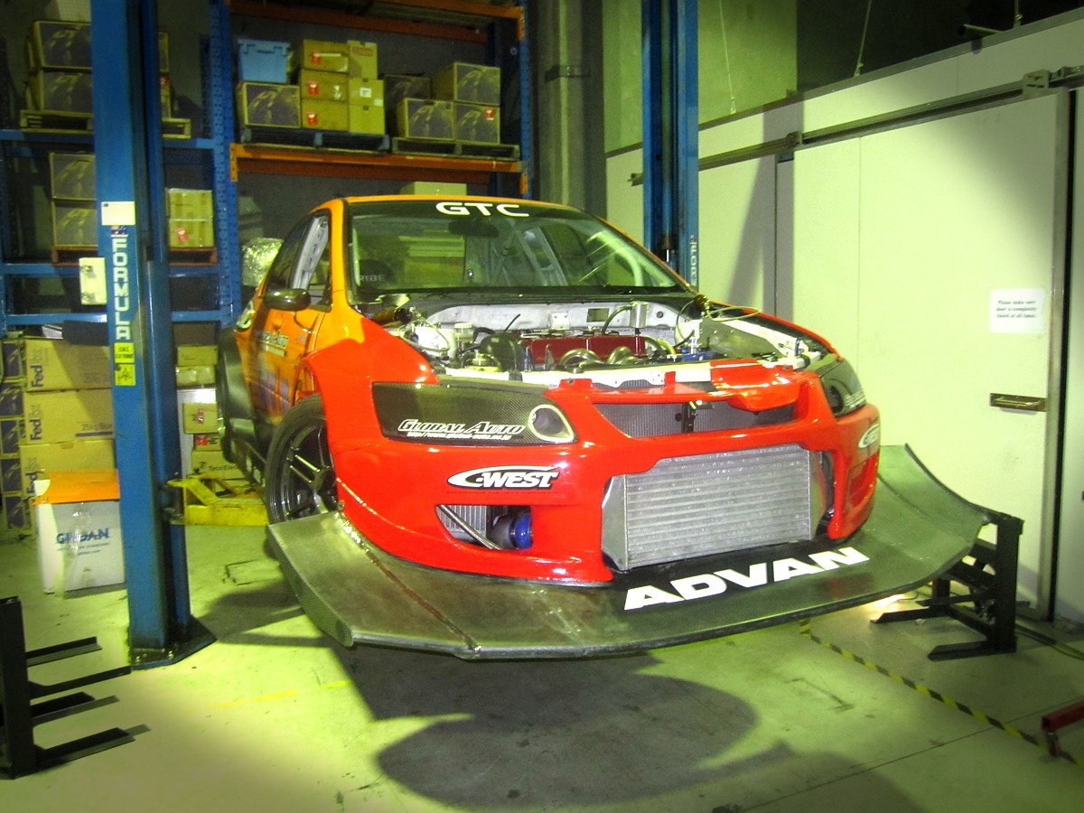 GarageHRSのガレージでエンジン整備中のサイバーエボ（ランサーエボリューション）