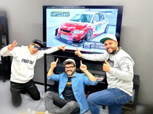 CYBEREVOのランエボを前にポーズをとるアレッシオさんとターザン山田さんたち