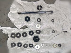 洗浄・点検したオーリンズDFVの内部パーツ一式
