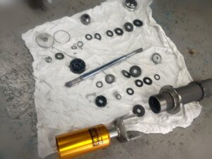 オーバーホールで分解したオーリンズDFVダンパー