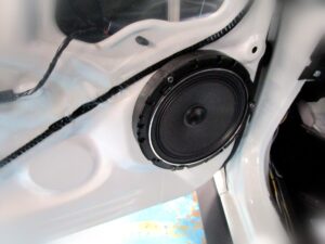 ジムニーシエラのドアに取り付けたスピーカー