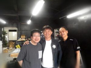 ガレージHRSに来店した木下隆之選手とスタッフ