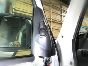 ジムニーシエラのピラー部に組んだツイーター