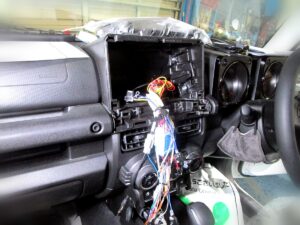 ジムニーシエラのダッシュ裏に整えた配線ハーネス