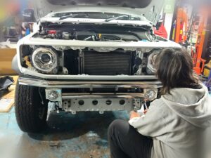 クロムグリルを取り付ける作業