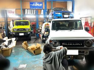 クロムグリルを装着したジムニーシエラの顔まわり