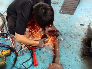 錆びて外れない継手をグラインダーで切断