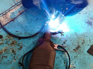 ER34スカイラインのフロントパイプを溶接修理中