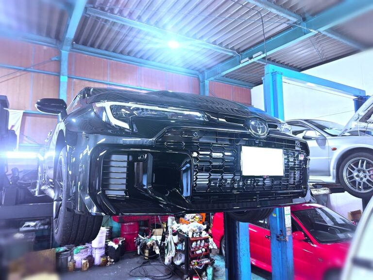 新車のGRカローラ 正面（施工前）