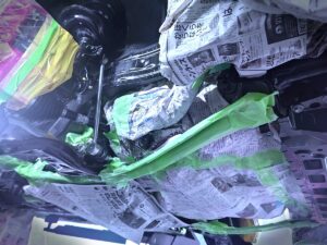 新聞紙とマスキングで覆った下回り