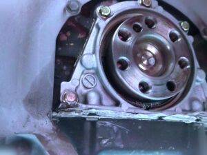 ミッションを降ろしたあとのエンジン側