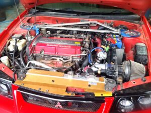 作業を終えたCP9Aランエボ6のエンジンルーム
