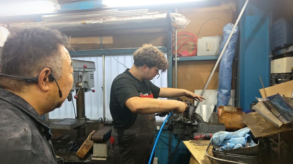ランエボ8のクラッチ交換と、折れたボルトの除去｜フランス人メカニックがやってきた