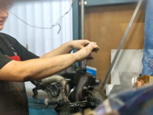 万力に固定したエキマニで折れたボルトに穴をあける