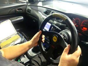 三菱自動車の診断機をつないだ車内