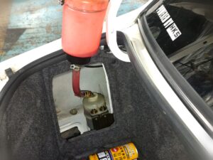 トランク内でACDフルードを補充する作業