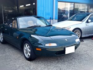 深い緑のユーノス・ロードスター