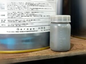 HRS 5W30 のペール缶と、多層フラーレン構造のオイル添加剤