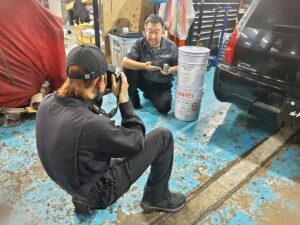 カメラを構えて平山を撮るゆうき（撮影監督）