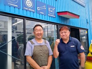 リンクアドバンスの深津社長と平山（HRS の店の前で）