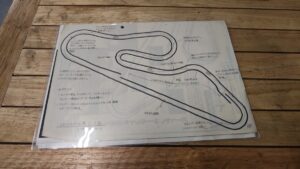 走り方のメモを書き込んだ手描きのコース図