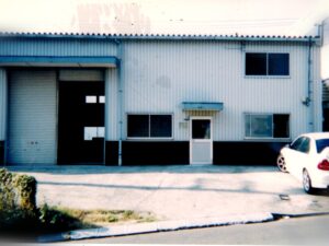 開店前の都筑インターの店の建物