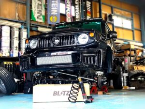 車高調を交換中のジムニー