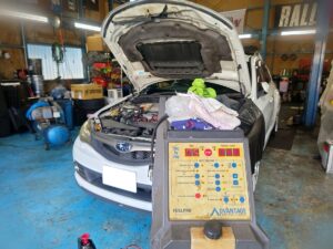 カーボンクリーンの施工機とインプレッサ