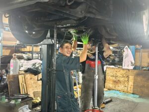リフトの下で作業するスタッフ