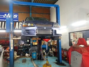 リフトで整備中のランエボ