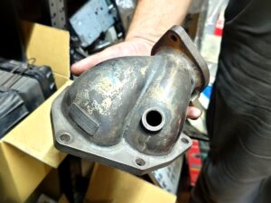 取り外した中古のタービンアウトレット