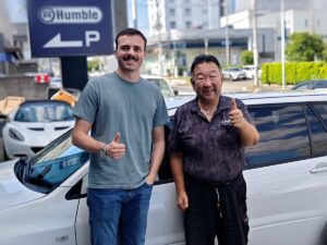 海外から来店したお客様と平山